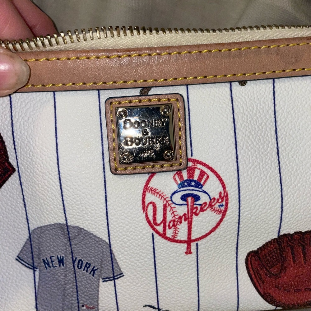 New Without Tags Dooney & Bourke MLB New York Yankees Wristlet *make offers* - Picture 7 of 8
